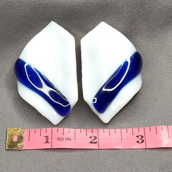 Vintage 1980s Artisan Fused Glass Geometric White/Blue Clip on Earrings XLNT - Picture 1 of 6